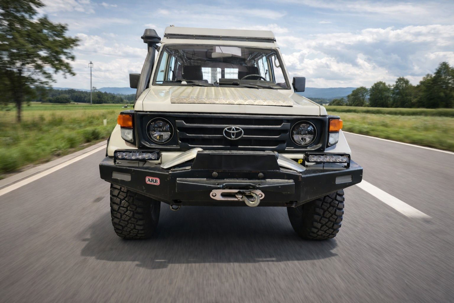 Toyota LAndcrusier mit LED Beleuchtung von LEDligtpower